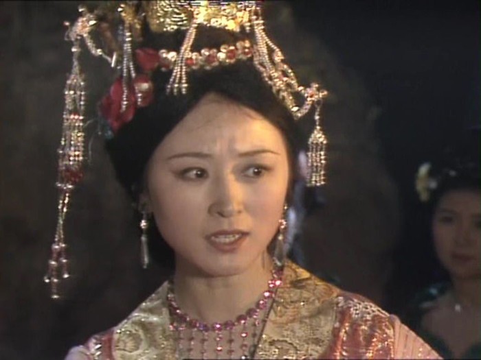 Nữ diễn viên Lưu Khê vai công chúa Bách Hoa, từng bị yêu quái Hoàng Bào bắt cóc làm vợ.